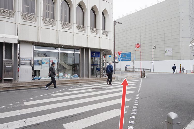 3.斜め右の横断歩道を進みます