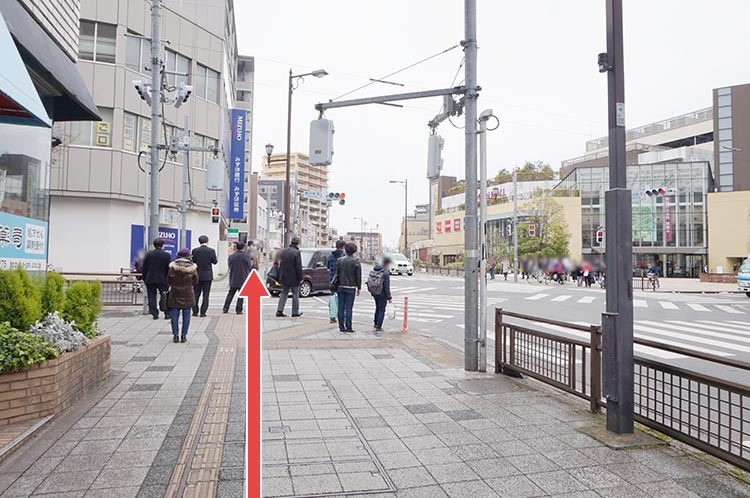 5.しばらく進むと右手側にイオンモールが見える交差点にぶつかりますので、そこも直進します