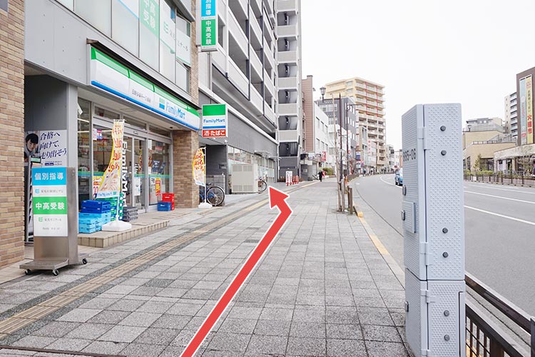6.左手側にファミリーマートが見えたらその奥が当院です
